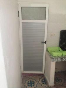 uma porta que leva a um quarto com uma janela em شقة مفروشة للإيجار em Errachidia