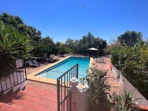 una piscina in un cortile con recinzione di Beautiful private Villa with pool, Boliqueime, Loulé a Boliqueime