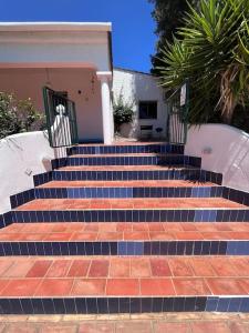 una rampa di scale di fronte a una casa di Beautiful private Villa with pool, Boliqueime, Loulé a Boliqueime
