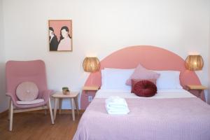 um quarto com uma cama grande e uma cabeceira rosa em AUBERGE DU DIMANCHE - Riviere-Eternite, Pres du Fjord-du-Saguenay et de l'Anse-Saint-Jean em Riviere Eternite