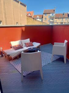 balcón con 2 camas, mesa y sillas en Chez Tess, en Metz
