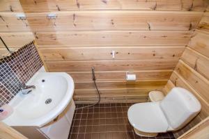 Ένα μπάνιο στο Lovely cottage in Koli resort next to a large lake and trails +23 φωτογραφίες