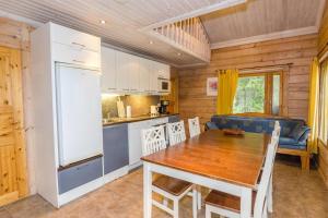 Foto dalla galleria di Lovely cottage in Koli resort next to a large lake and trails a Kolinkylä