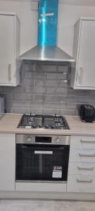 uma cozinha com uma placa de fogão e forno. em Cheerful 3-bedroom home in Sale - free parking on premises em Sale