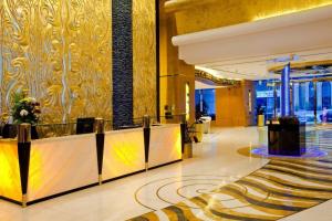 vestíbulo con recepción en un edificio en 1 Bed Apartment with Sea View, Pool, Gym & Free Parking in Dubai Marina, en Dubái