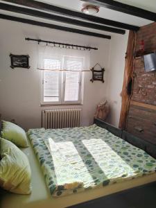 Ένα ή περισσότερα κρεβάτια σε δωμάτιο στο Apartmani Mali Raj Rudnik