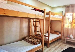 - une chambre avec 2 lits superposés et une fenêtre dans l'établissement Hostel Gueliz Marrakech, à Marrakech