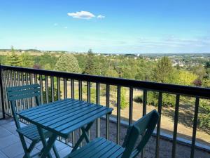 - une table de pique-nique bleue et 2 chaises sur le balcon dans l'établissement Studio équipée et balcon avec vue dégagée, à Montrichard