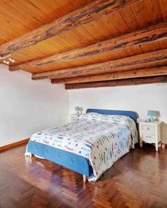 a bedroom with a bed and a wooden ceiling at Casa Al Plumbago in Termini Imerese