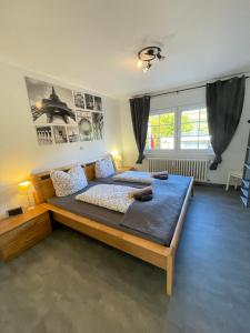 1 dormitorio con 2 camas en una habitación en Ferienwohnung & Apartment Am Steinbrunnen, en Brauneberg