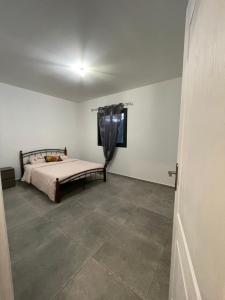 1 dormitorio con 1 cama y ventana en una habitación en le yuka, en Saint-Louis