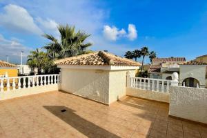 un balcón de una casa con una valla blanca en 14 VILLA relax private pool, en Puerto Marino