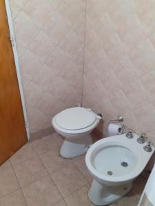 y baño con aseo y bidet. en Santa Rita en Villa Carlos Paz