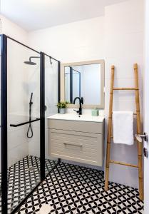 a bathroom with a sink and a mirror at דירת אירוח בירוחם - הקומה השניה in Yeroẖam