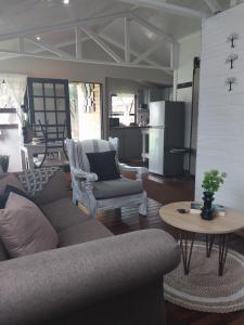 ein Wohnzimmer mit Sofa und Tisch in der Unterkunft Log in At 118 Loghome in Meyerton