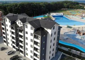 an aerial view of a apartment building with a pool at Apartmani Martenovic 1 in Vrnjačka Banja
