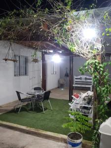 德奥多鲁元帅镇Casa da Idinha的带桌椅和灯的露台