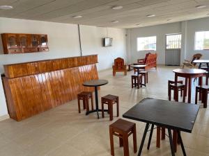 a restaurant with wooden tables and chairs and tables at Alojamiento Everglow in Iquitos
