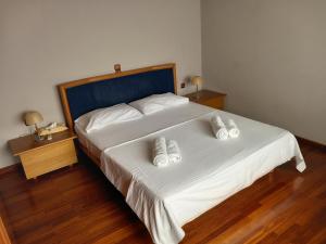 1 dormitorio con 1 cama blanca grande y 2 almohadas en Elis superb villa, en Ierápetra