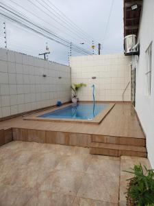 德奥多鲁元帅镇Casa da Idinha的建筑物中间的游泳池