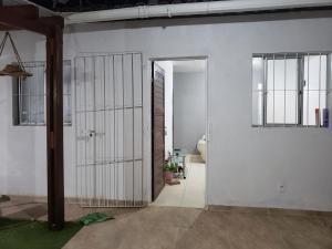 德奥多鲁元帅镇Casa da Idinha的通向白色墙壁的房间的开放式门