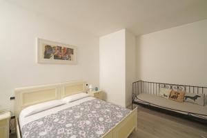 - une chambre avec un lit et un lit bébé dans l'établissement Hotel Ristorante Lepanto, à Salò