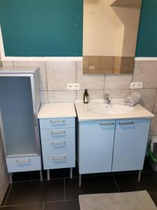 uma pequena casa de banho com um lavatório branco e um espelho em Pension Prem em Kapfenberg mais 37 fotografias