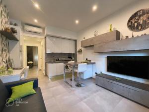 een grote keuken en een woonkamer met een grote flatscreen-tv bij R39 Modern Apartment with Private Parking in Milaan