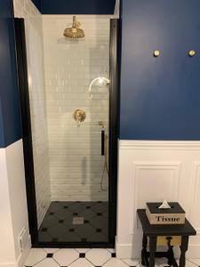 y baño con ducha y puerta de cristal. en Le prieuré de Saint Thibault, en Saint-Thibault-des-Vignes