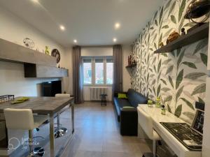 una cucina e un soggiorno con tavolo e divano di R39 Modern Apartment with Private Parking a Milano