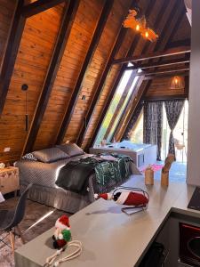 a bedroom with a bed in a attic at Cabana com Hidromassagem e Vista, a 12km de Treze Tílias in Ibicaré