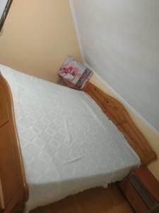 una cama vacía en una esquina de una habitación en Pandora Nyaraló en Balatonmáriafürdő
