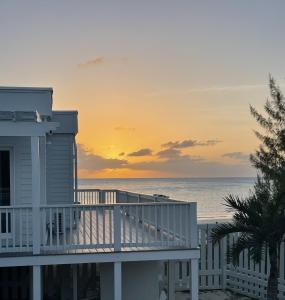 una casa en la playa con la puesta de sol en Caribbean SandCastle home, en James Cistern