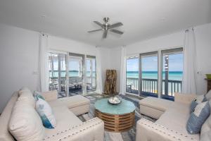 una sala de estar con muebles blancos y vistas al océano. en Caribbean SandCastle home, en James Cistern