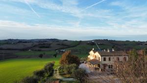 een luchtzicht op een huis in een groen veld bij Agriturismo Vallelunga in Ancona