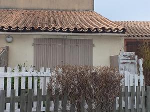 a white fence in front of a house at Gruissan Studio in Gruissan