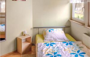 EspenauにあるStunning Apartment In Espenau Ot Mnchehof With 3 Bedrooms And Wifiの小さなベッドルーム(ベッド1台、窓付)