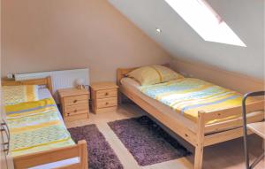 EspenauにあるStunning Apartment In Espenau Ot Mnchehof With 3 Bedrooms And Wifiのベッドルーム1室(二段ベッド2台、窓付)が備わります。