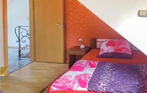 EspenauにあるStunning Apartment In Espenau Ot Mnchehof With 3 Bedrooms And Wifiのベッドルーム1室(赤いヘッドボード付きのベッド1台付)