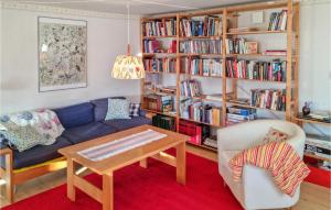 uma sala de estar com um sofá e uma mesa em Awesome Home In Fjlkinge With Kitchen em Fjälkinge