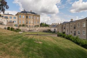 ein großes Gebäude mit Rasen davor in der Unterkunft Bath Penthouse with amazing views and lift access in Bath