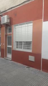 fachada de un edificio con ventana y calefactor en Bécquer 3, en Málaga