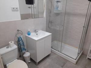 y baño con ducha, lavabo y aseo. en Bécquer 3, en Málaga