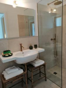 Koupelna v ubytování Intornoalnoce suites