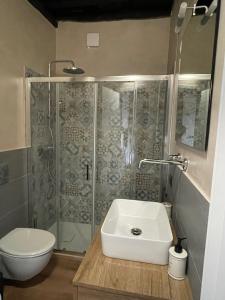 een badkamer met een douche, een wastafel en een toilet bij La finestra sul Museo del Mare in Genua