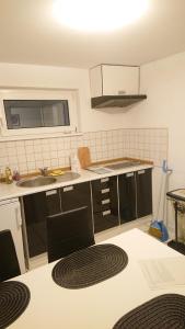 uma cozinha com um lavatório e uma bancada em 2-Zimmerwohnung em Berlim