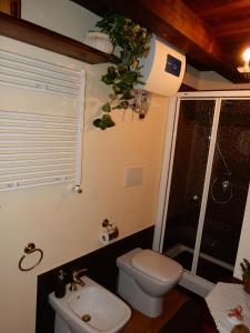 カリアリにあるAcasamiaのバスルーム(トイレ、洗面台付)