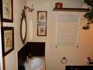 W łazience znajduje się umywalka i lustro. w obiekcie Acasamia w Cagliari