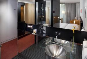 Postel nebo postele na pokoji v ubytování INNSiDE by Meliá Düsseldorf Seestern
