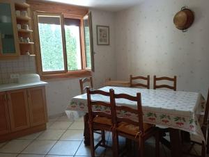 Kuchyňa alebo kuchynka v ubytovaní Grand appartement rez-de-chaussée avec jardin Briançon